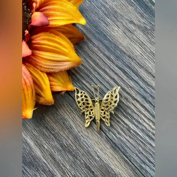 🌻5/$25🌻MONET Vintage Gold Toned Butterfly Brooch Pin - Picture 2 of 4